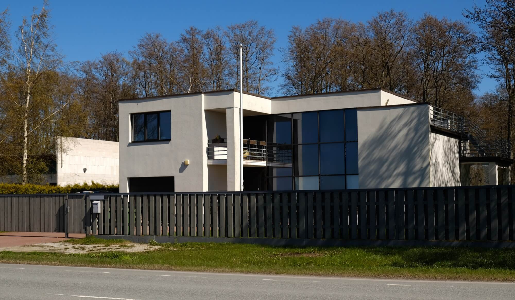En modern, arkitektritad funkisvilla, ett exempel på en exklusiv byggentreprenad.